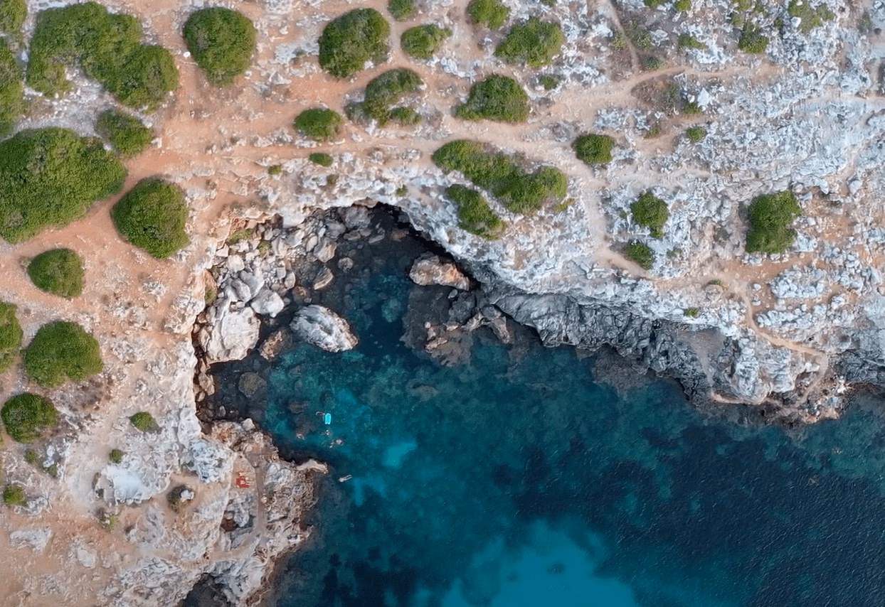 Una chica de 21 años es trasladada al Mateu Orfila tras golpearse la espalda al saltar en Ses Olles