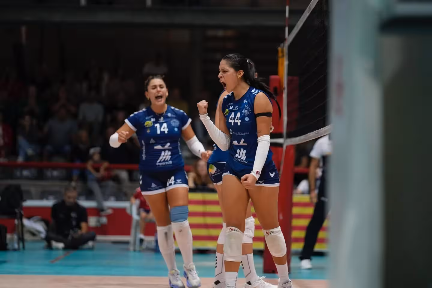Camila Hiruela con el 14 y Laura Pascua con el 44 protagonizan la previa del partido en Alcobendas.