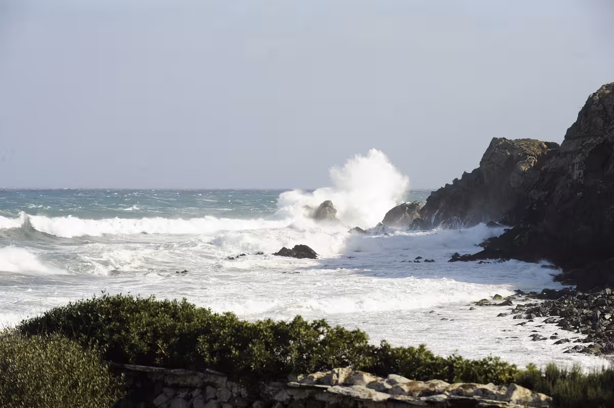 La Mola está sufriendo el fuerte oleaje debido al viento del norte