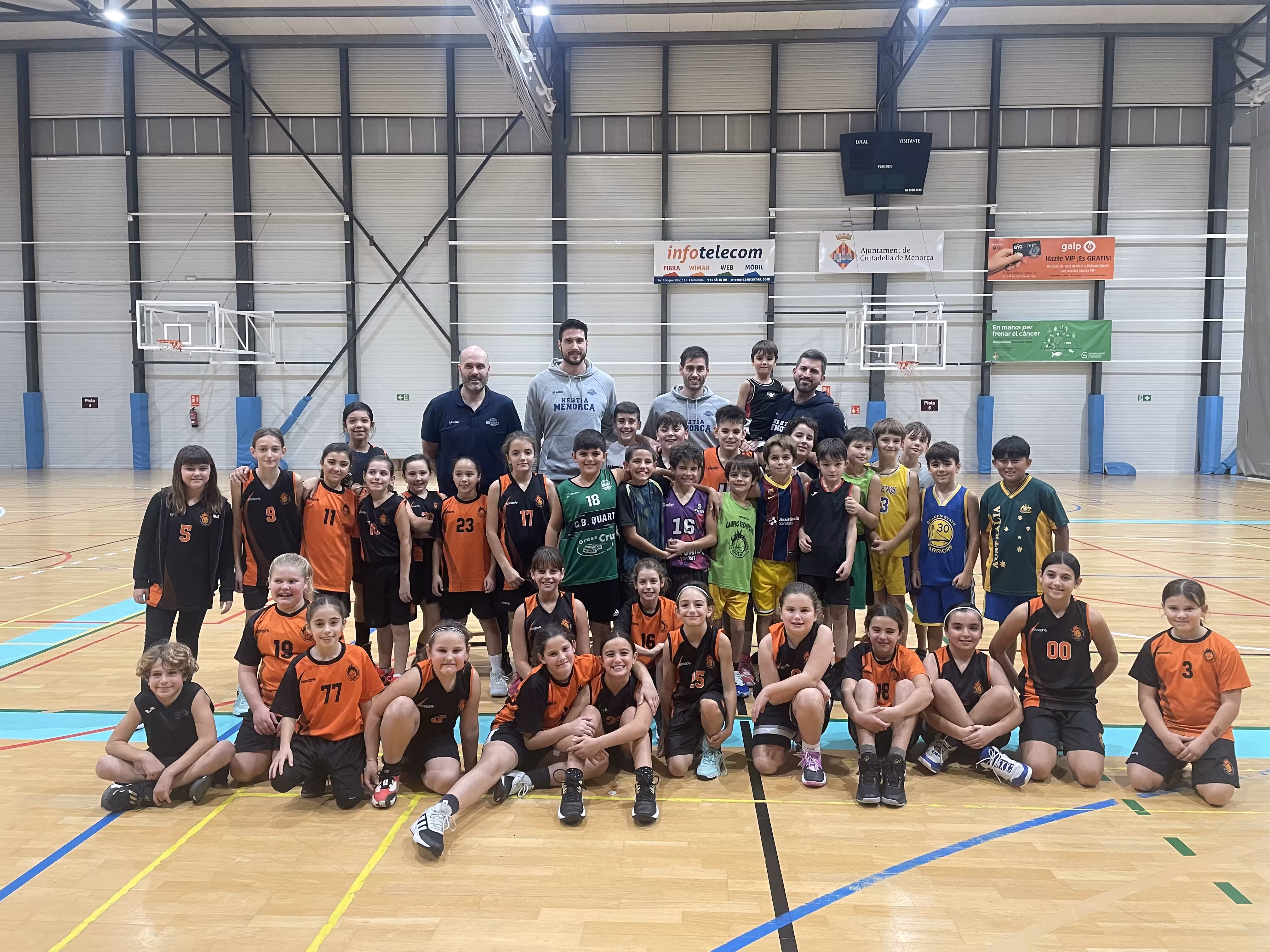 Los más pequeños, junto a jugadores y staff técnico.