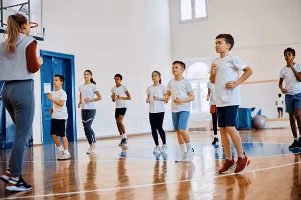 Alumnos realizando ejercicios.