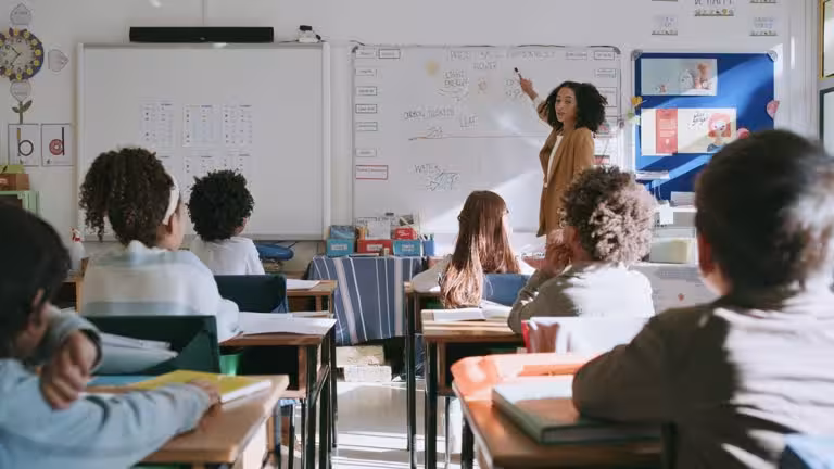 Profesora en un aula.
