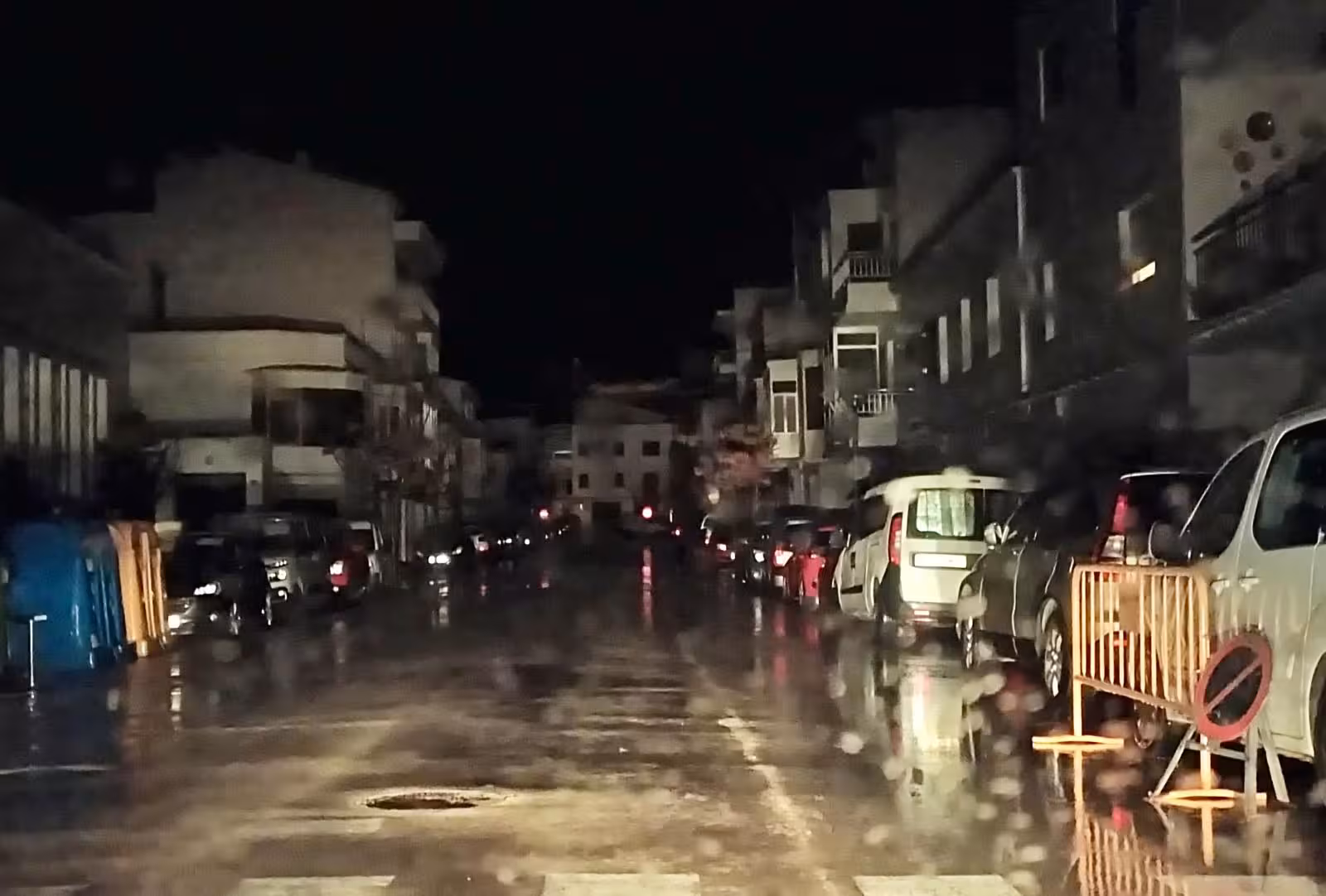 Ferreries a oscuras durante la tormenta de esta pasada noche. (Foto: SERGIO MORENO)