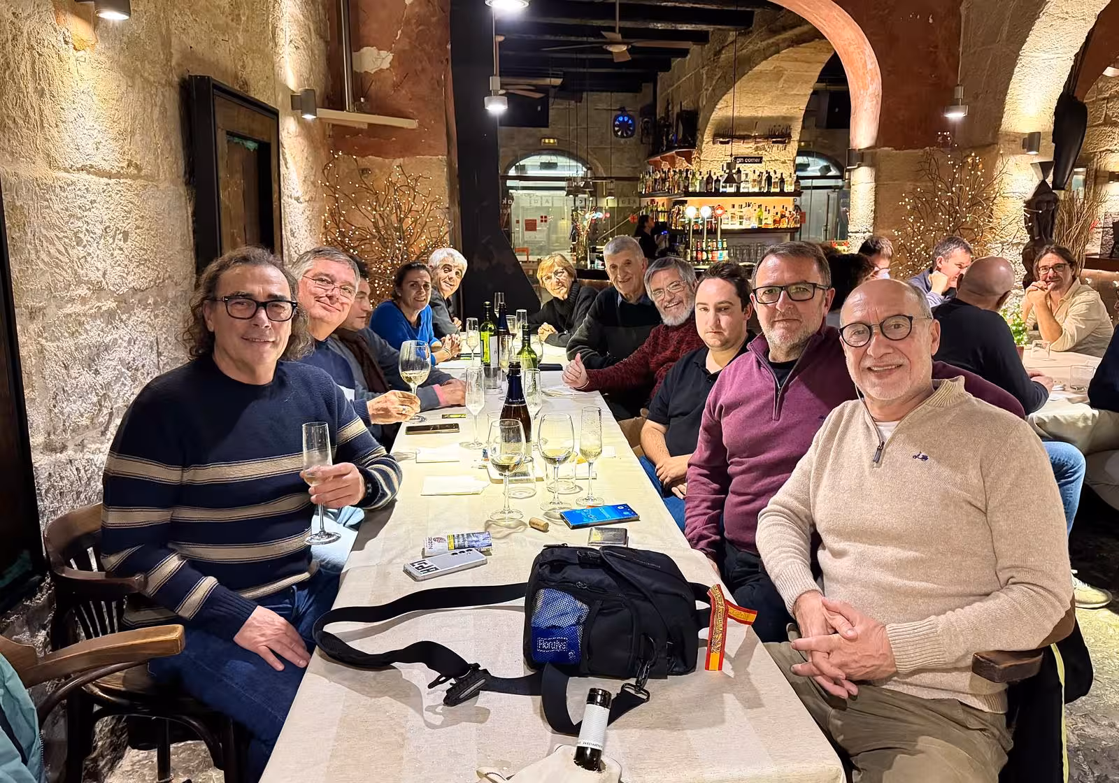 Fotógrafos, redactores, colaboradores y otros trabajadores brindaron en el Aquelarre del puerto de Maó por nuestros lectores y las fiestas que ahora empiezan.