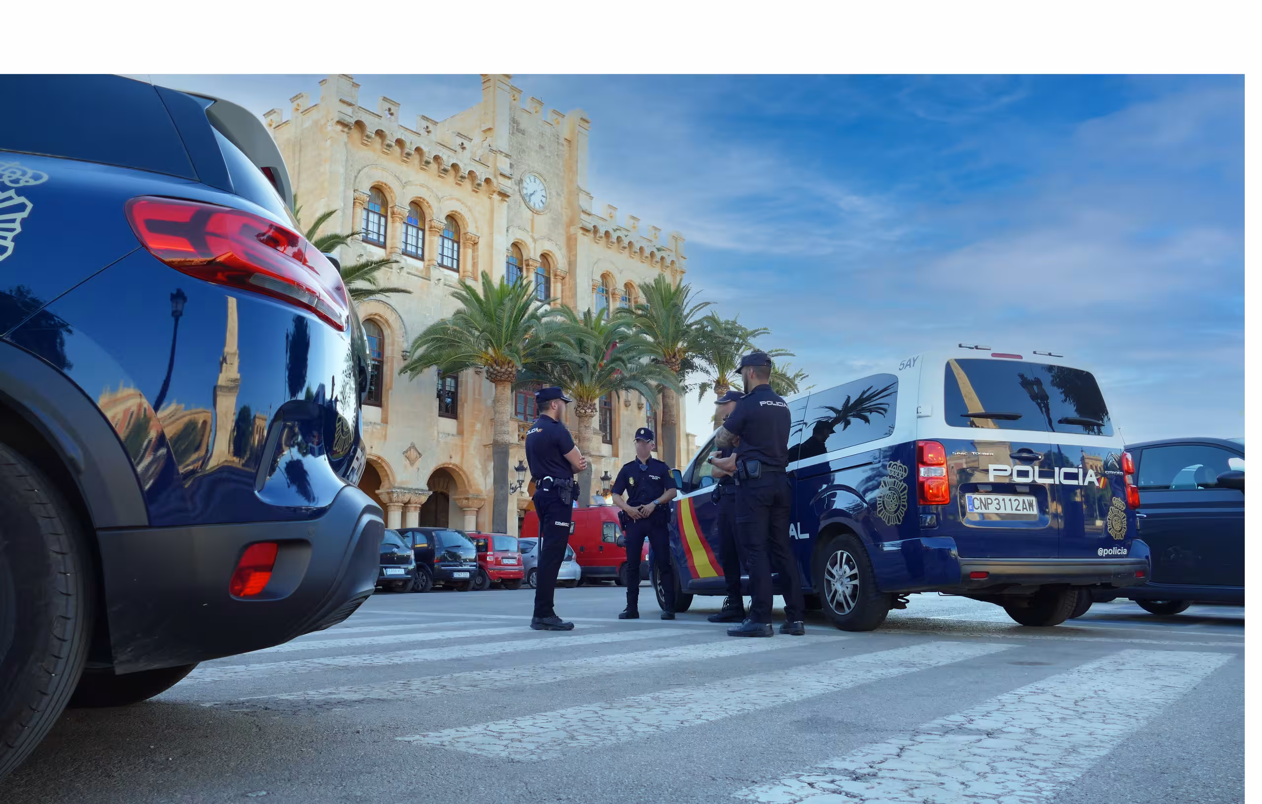 Agentes de la Policía Nacional en Ciutadella.