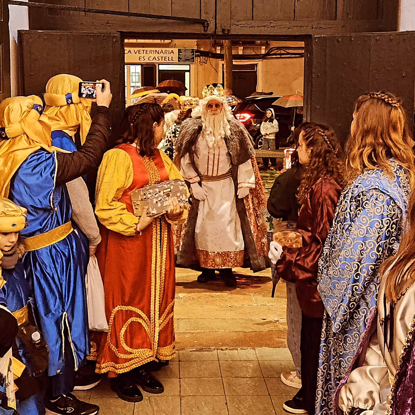 Melchor entrando en la iglesia de Es Castell.