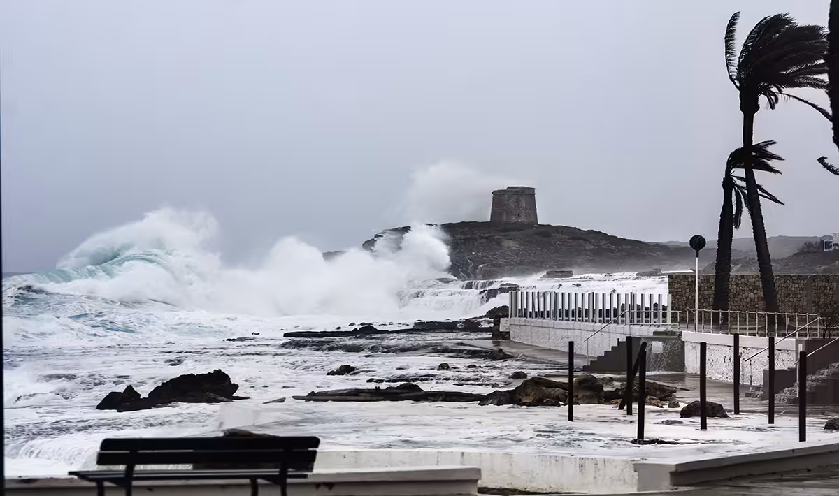 La borrasca está golpeando muy duro a la costa de Sant Lluís. (Foto: MIQUEL LLAMBIAS)