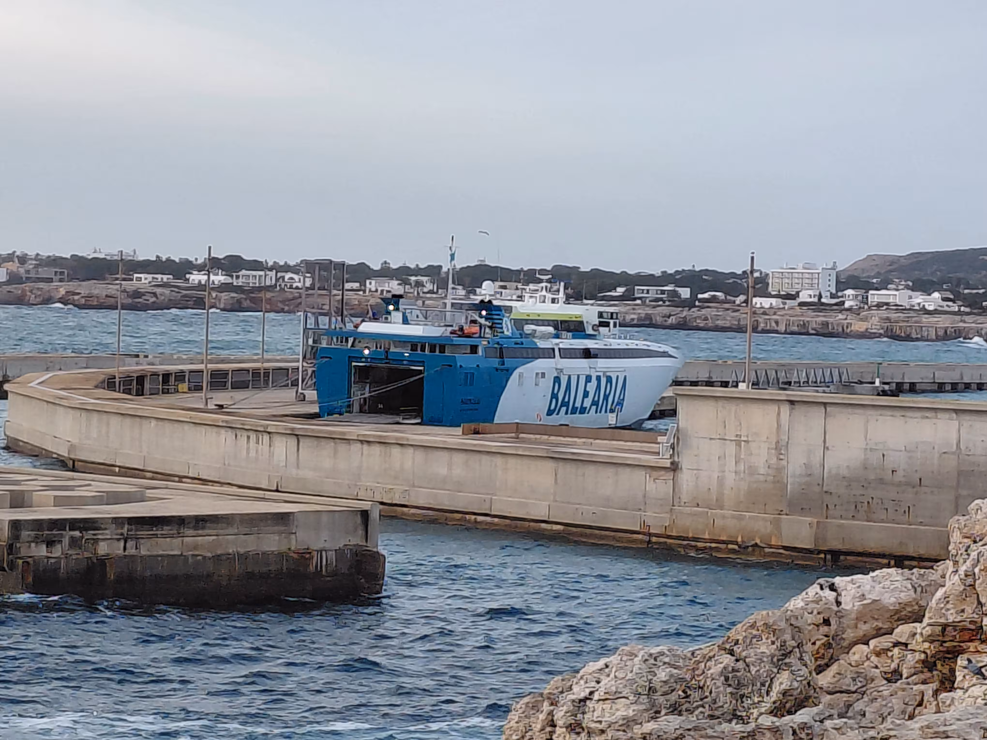 El Ramon Llull, amarrado en el puerto de Ciutadella.