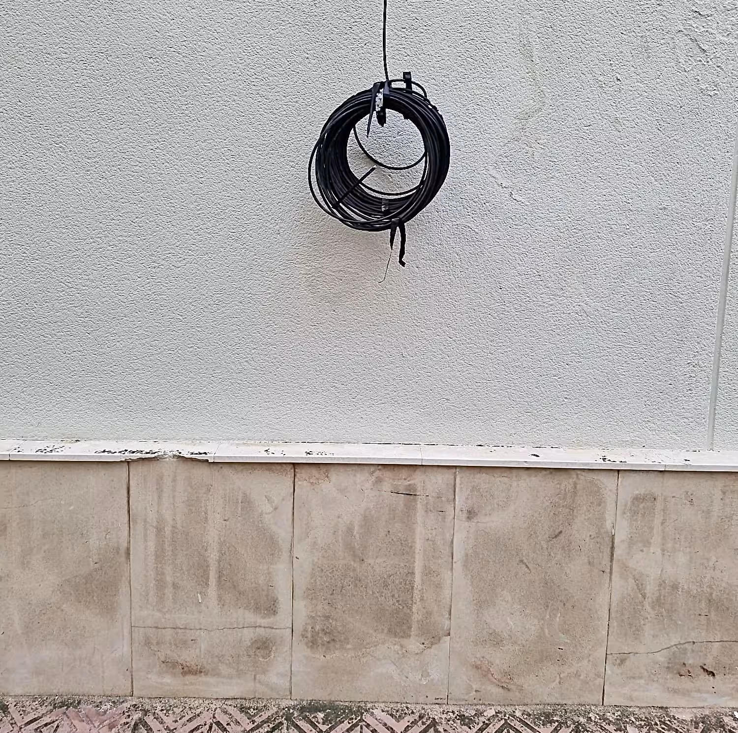 Según los vecinos, el cable lleva un mes en este estado.