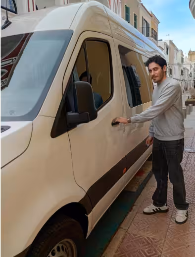 Matías y el nuevo vehículo.