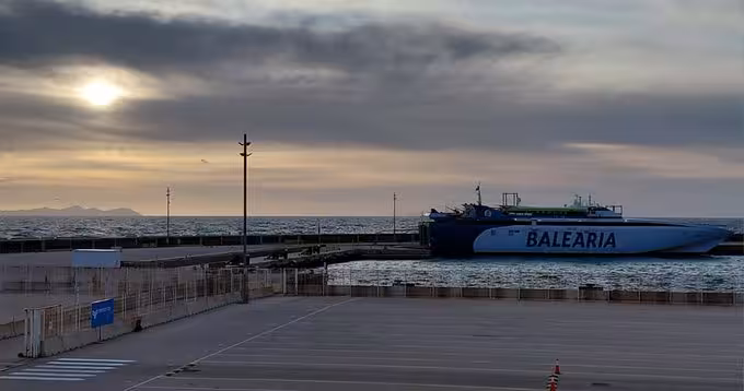 Buque de Baleària amarrado en el puerto de Ciutadella.