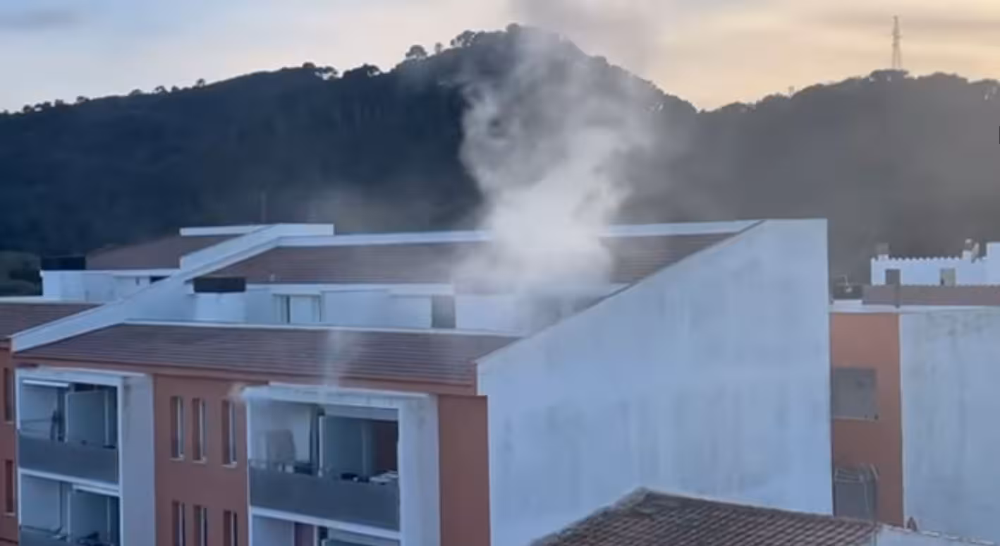 La columna de humo se veía desde lejos.