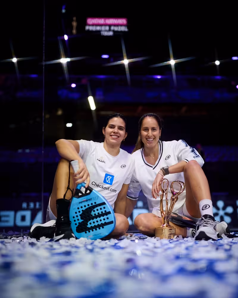 Brea señala a Triay tras un punto.