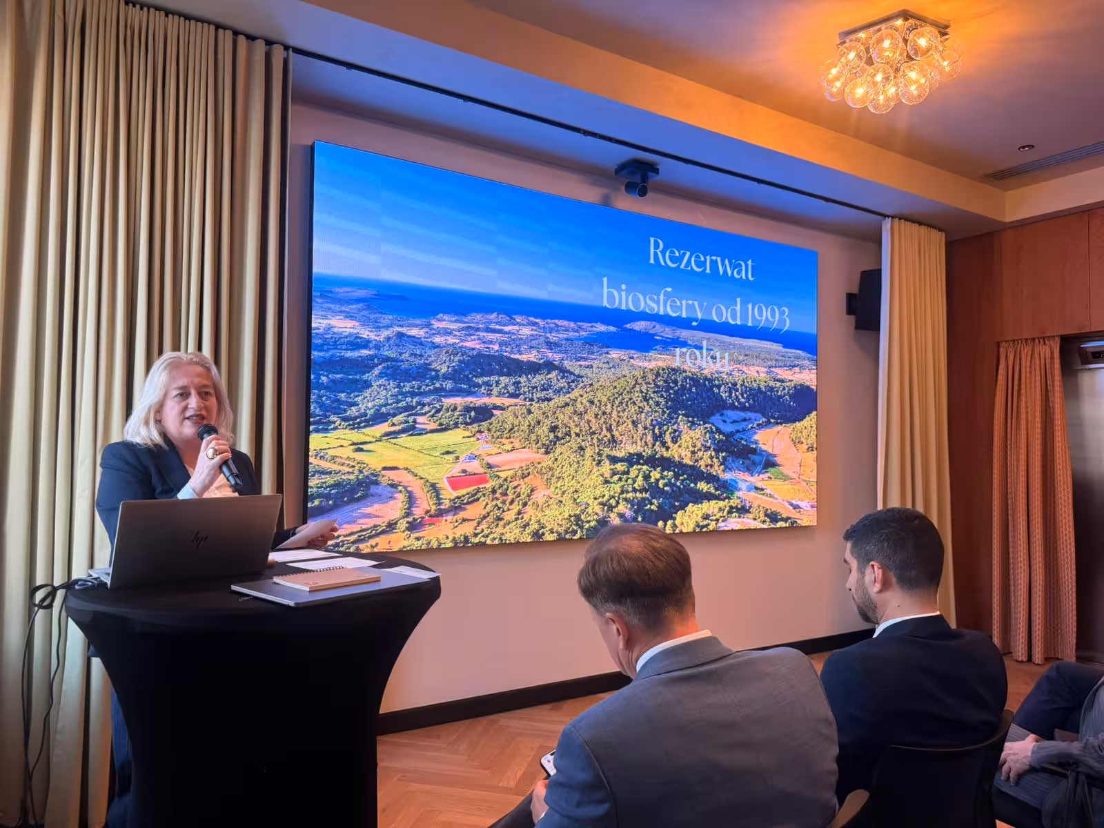 Begoña Mercadal presentó la nueva conexión aérea en Varsovia.