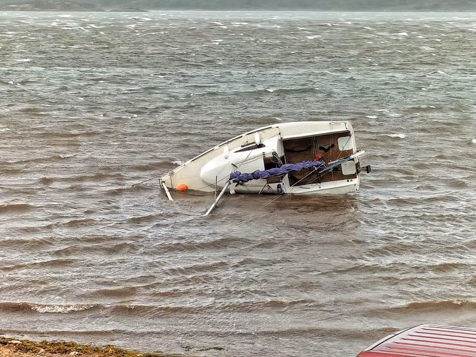 Imagen del velero varado en Ses Salines. Foto: Sergio Moreno