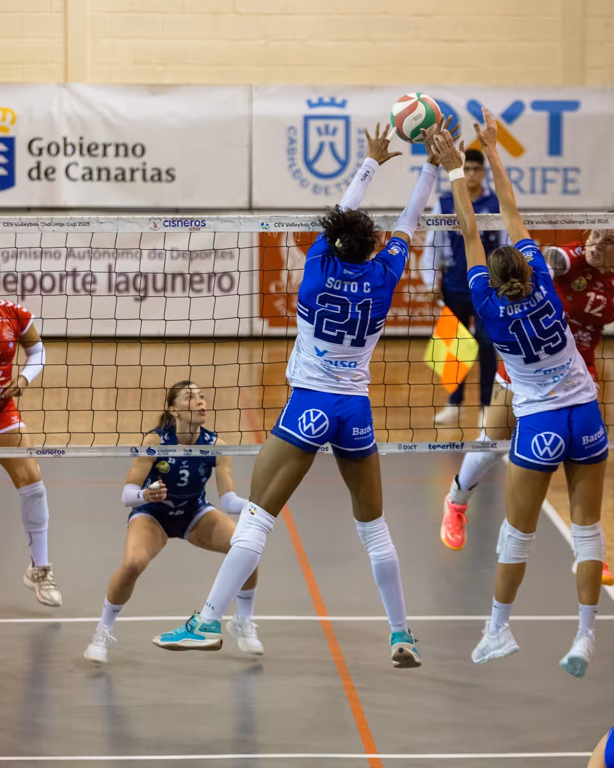 Haris y Avarca disputan este sábado el segundo choque de la eliminatoria y, triunfo local mediante, habrá partido de desempate el domingo. (Foto: RFEVB)