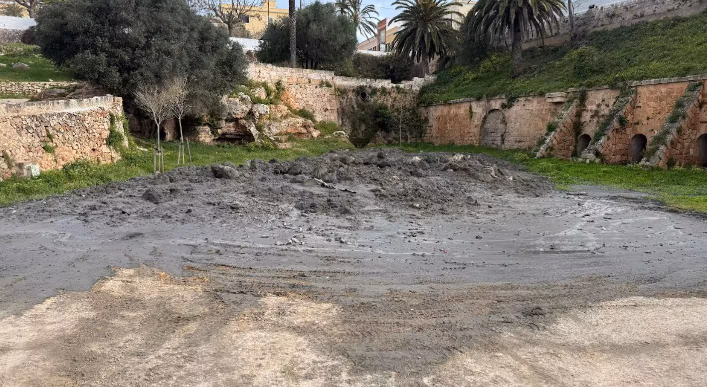 Así apareció la colársega con los lodos. (Foto: AJUNTAMENT DE CIUTADELLA)