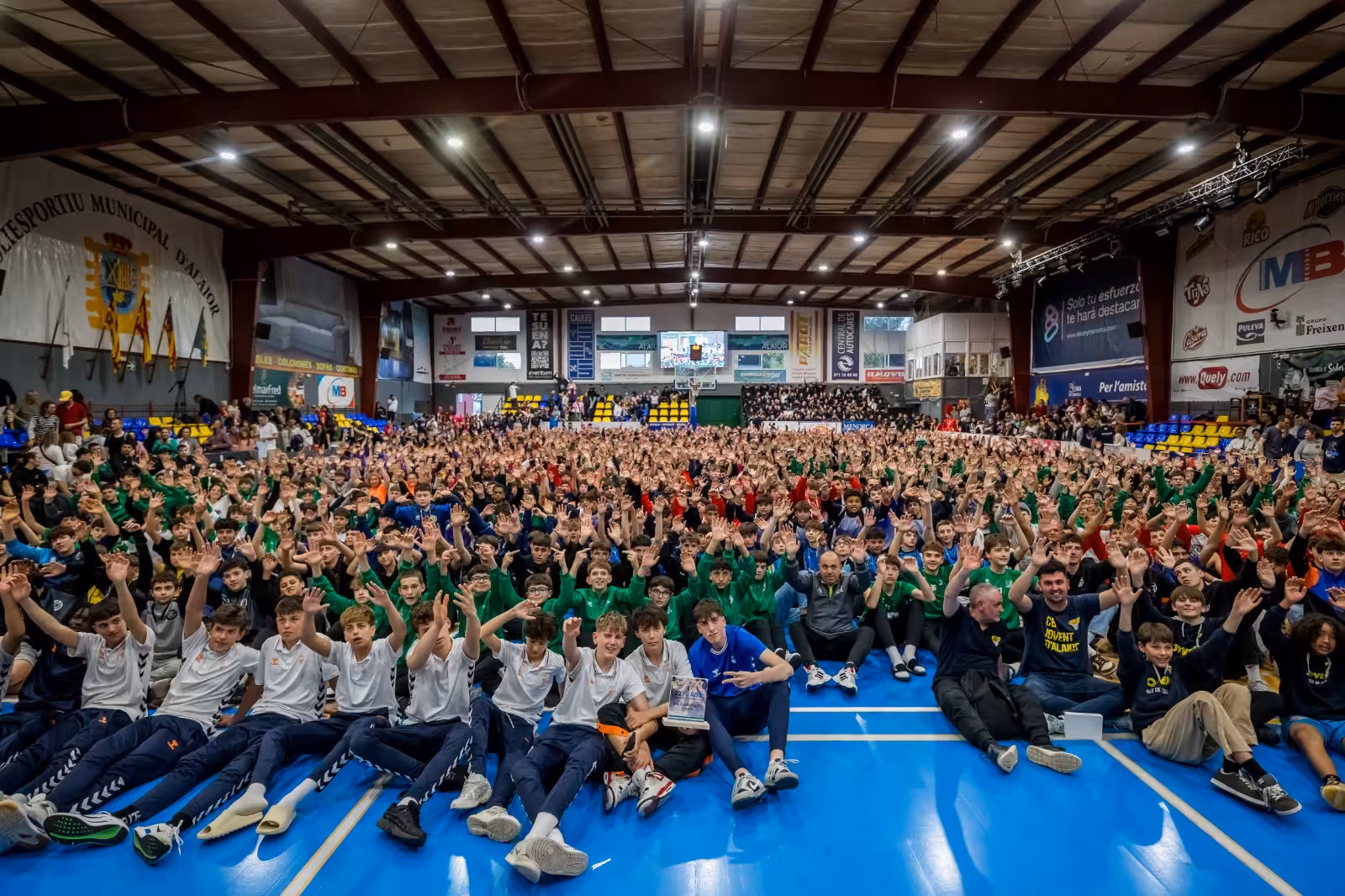 Foto de familia con todos los participantes.