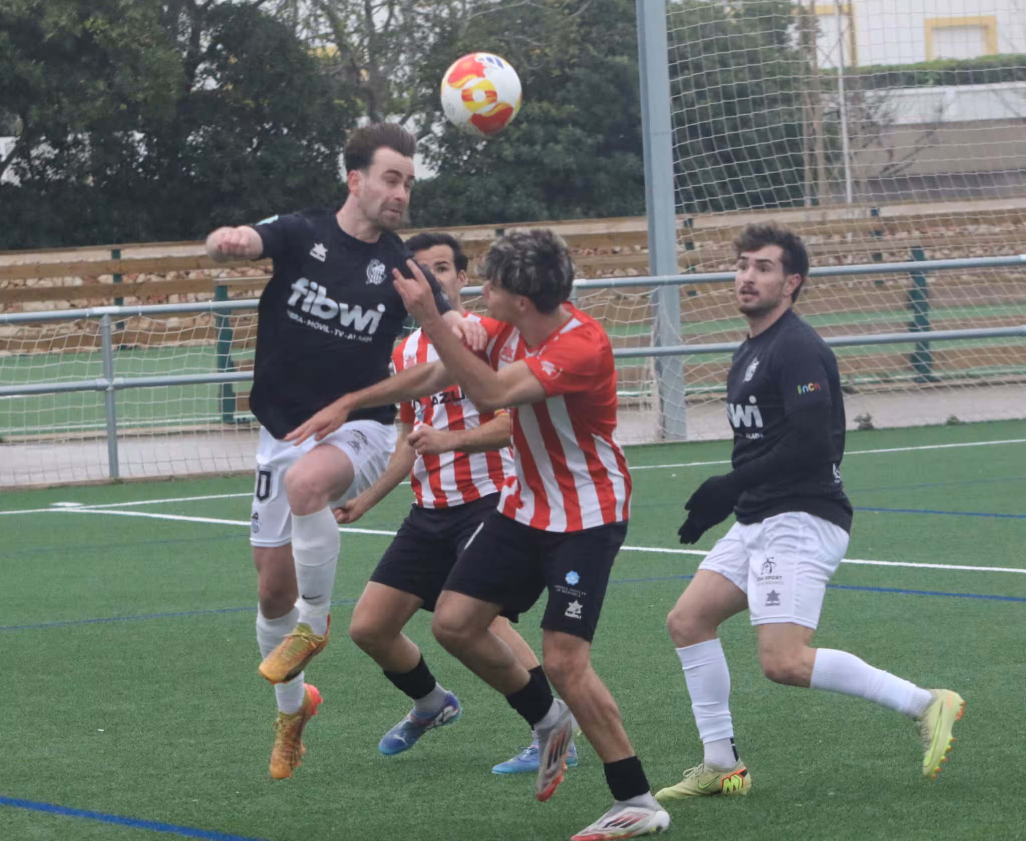 Disputa del balón. Foto: Jaume Fiol