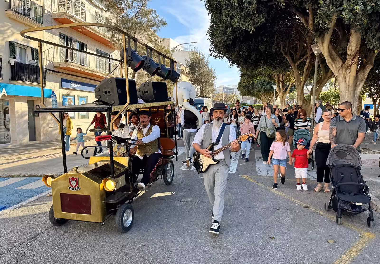 La diversión tomo las calles de Maó con la 'Orquestrina Vulpini'. (Fotos: T.M.)
