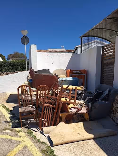 Basura abandonada en el mismo punto de Binibèquer Nou en tres días diferentes.