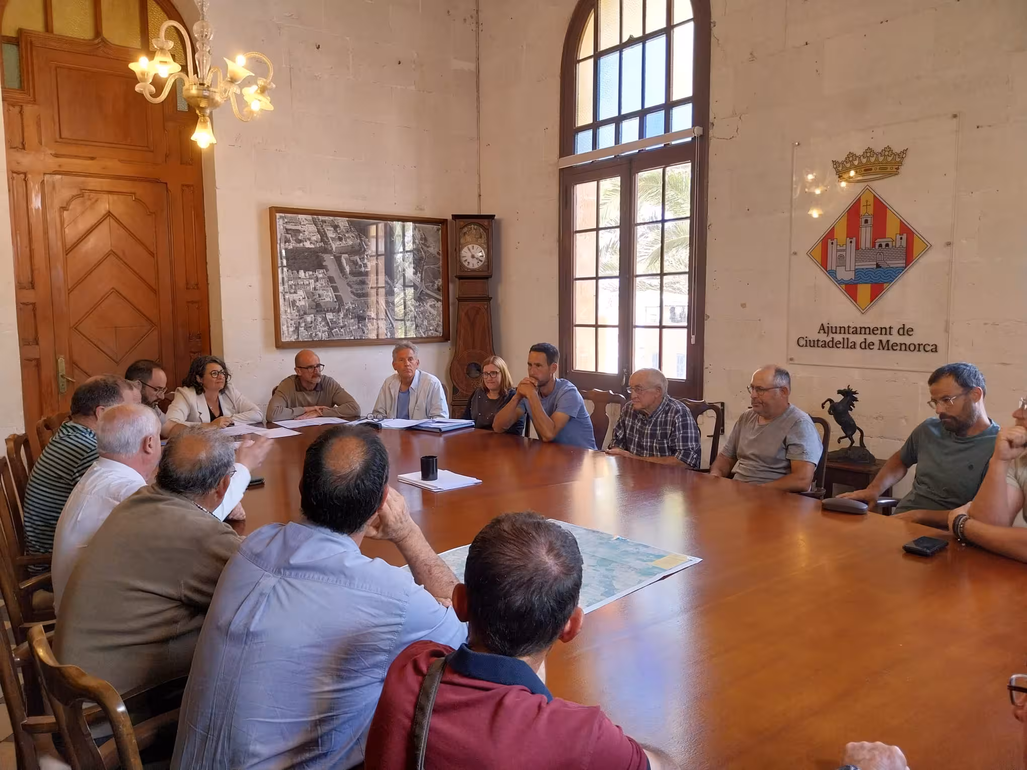 Un momento de la reunión en el Ajuntament de Ciutadella para tratar sobre la comunidad de regantes (Foto: CAIB)