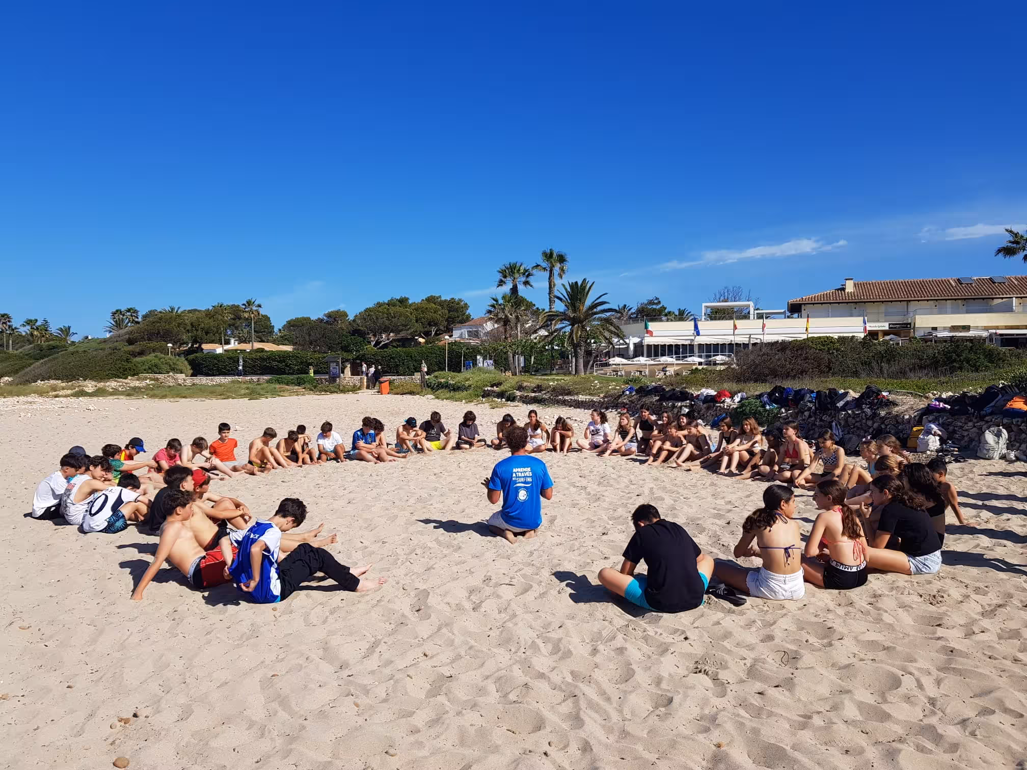 "Aprende a través del Surfing" en Menorca.