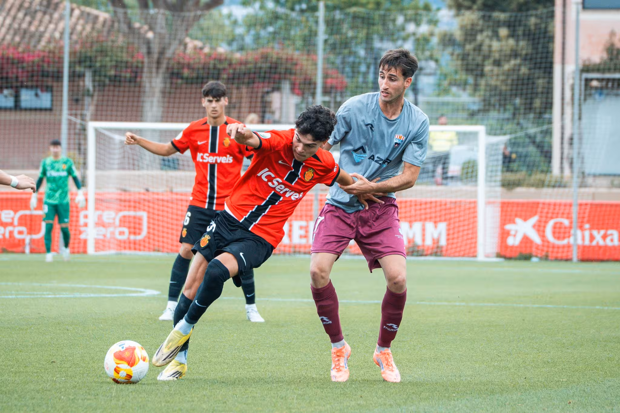 Forcejeo durante el partido. Foto: RCD Mallorca