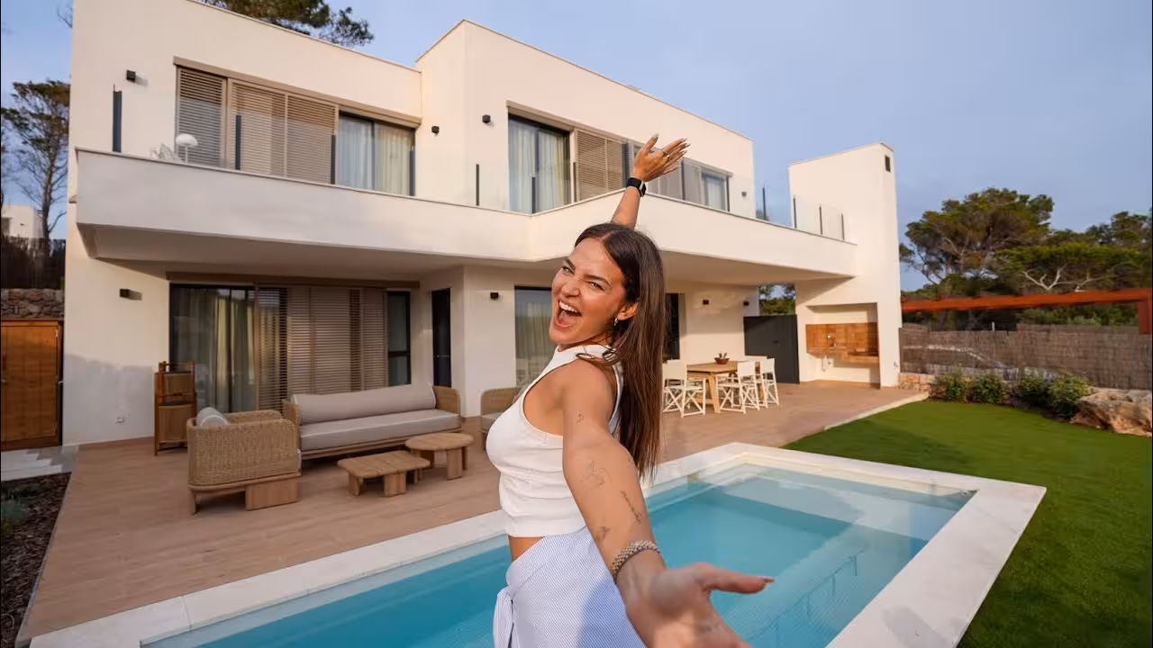 Laura Escanes presentando su nueva casa. (Foto: YouTube de Laura Escanes)