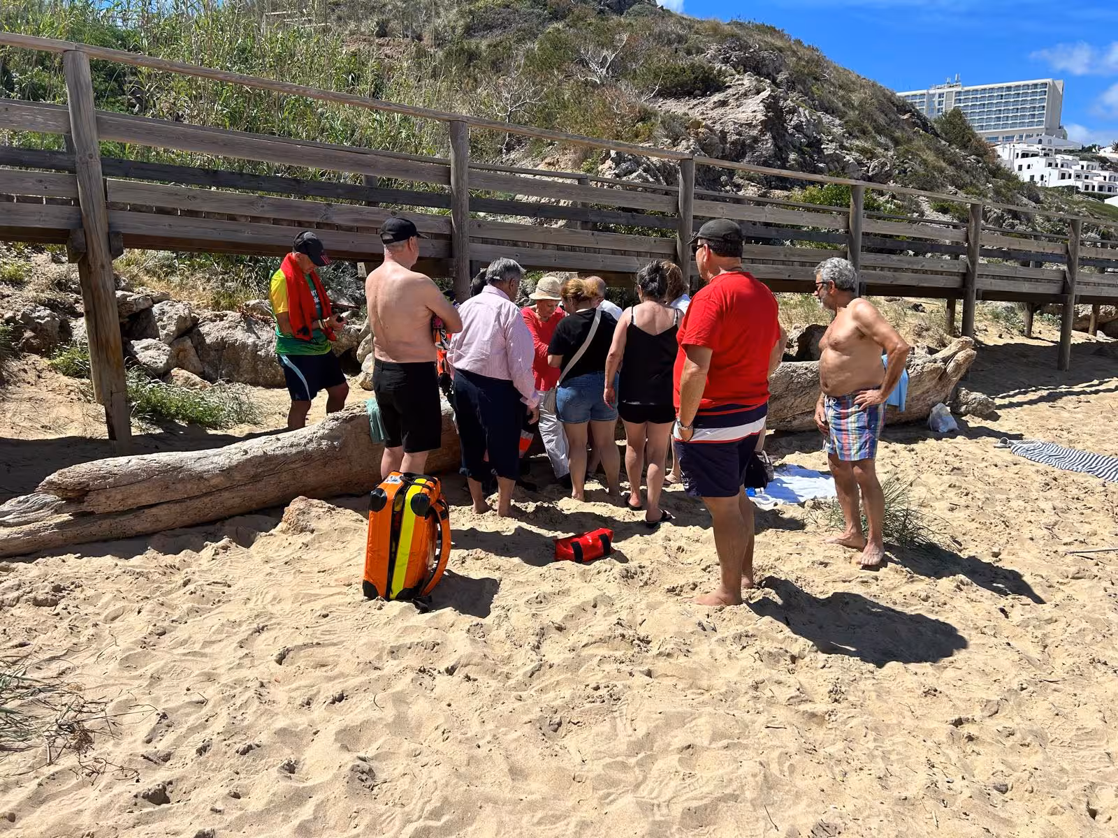 Momento en el que atendían a la mujer desvanecida en Arenal d'en Castell.