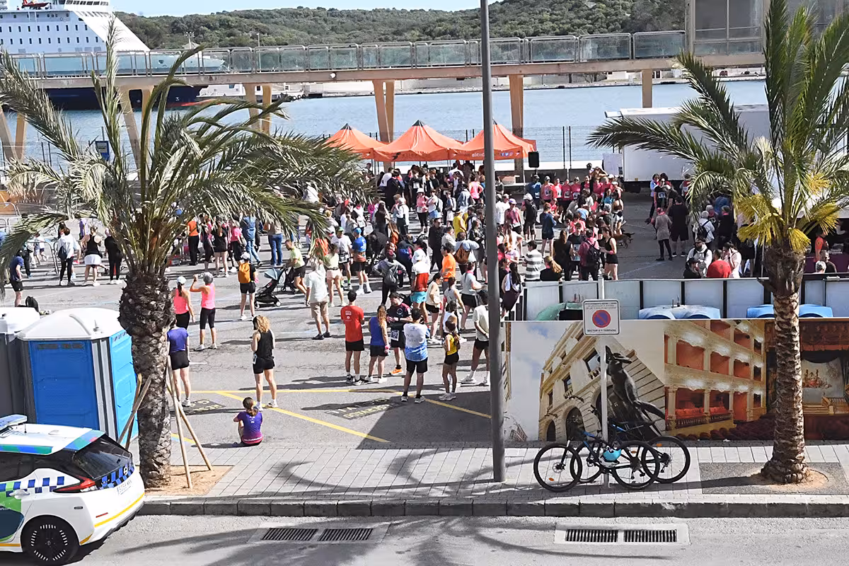 El puerto de Maó ha tenido una matinal muy deportiva. (Fotos: T.M.)