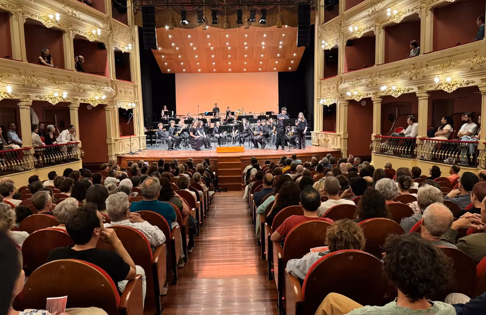 Imagen del artículo: El Conservatorio de Menorca emociona en el Teatre Principal de Maó con su concierto de final de curso
