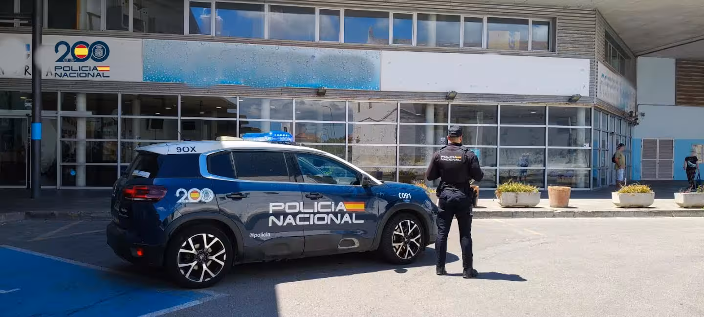 La Policía Nacional en la estación de autobuses de Maó.