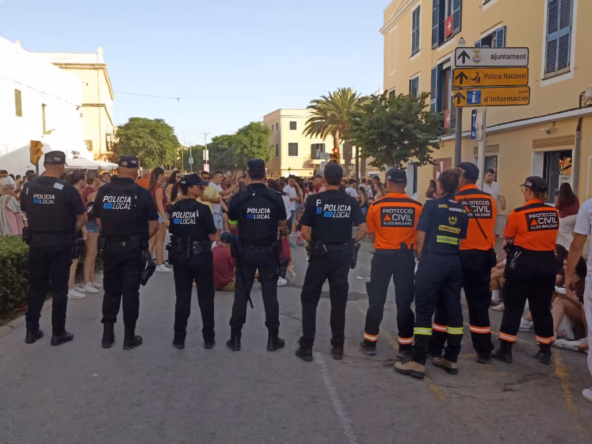Policía en las fiestas de Sant Joan del 2025. (Foto: CAIB)