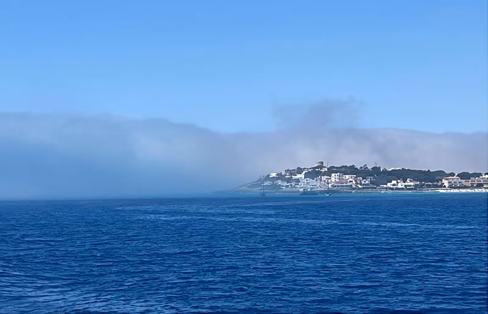 Gran banco de niebla en Punta Prima.