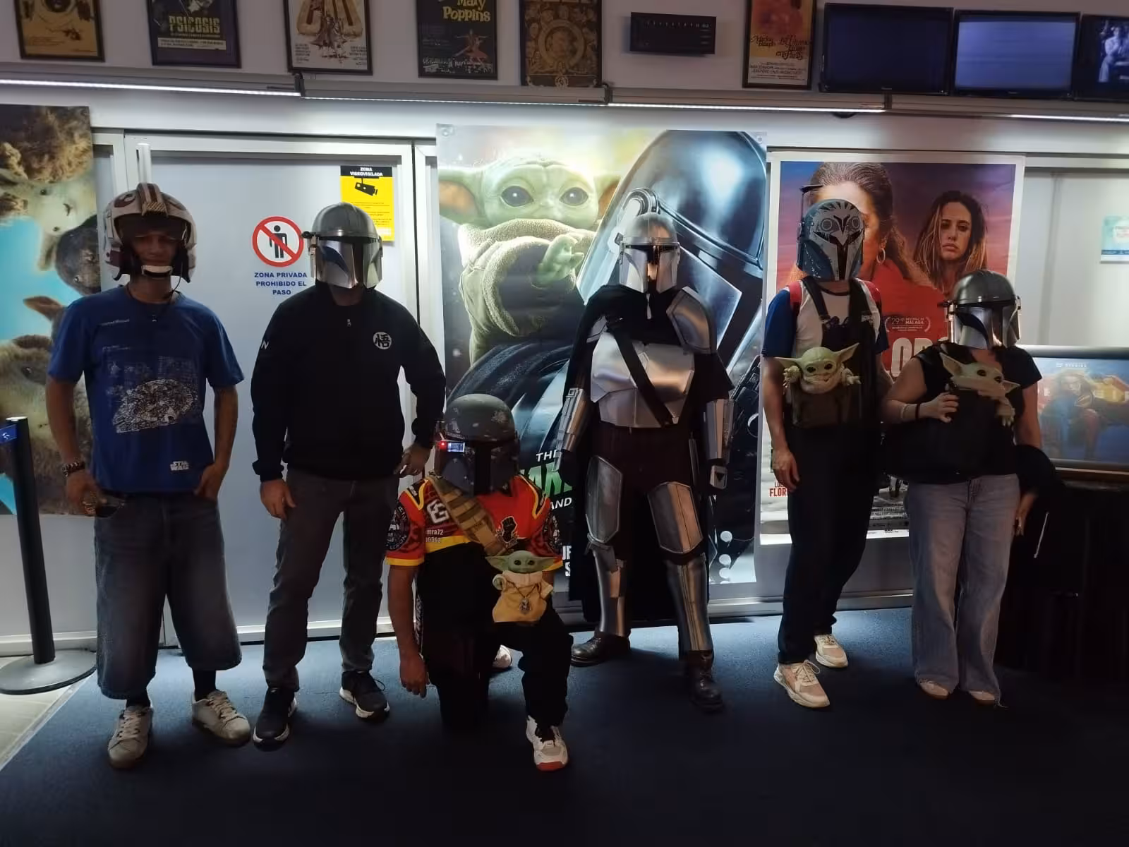 Fans caracterizados en el Ocimax de Maó.