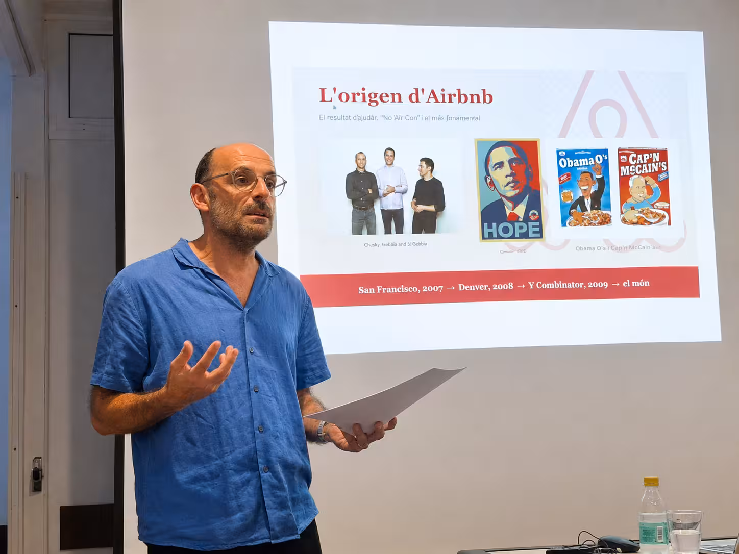 Pau Obrador durante su charla en Ferreries sobre Airbnb. (Foto: AAVV S'ENCLUSA DE FERRERIES)