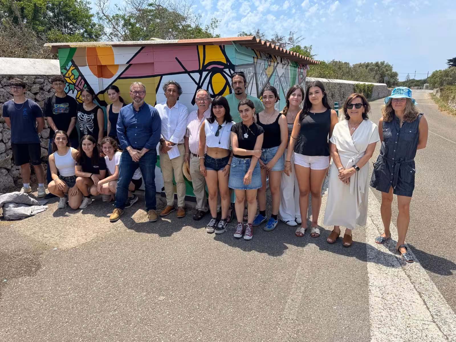 La caseta de buzones de Trebalúger ya tiene nuevo mural.