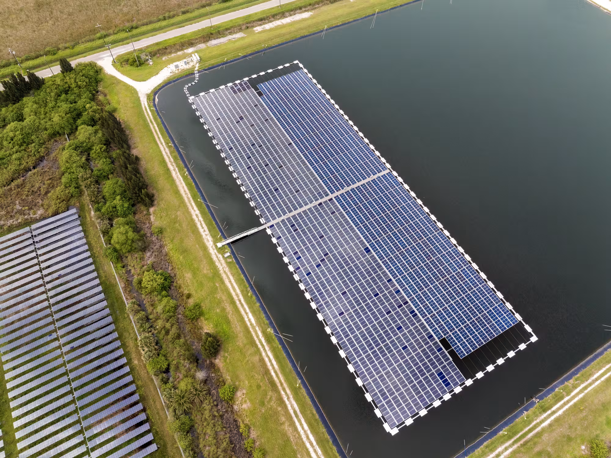 Placas solares flotantes en una balsa de agua, en una imagen de archivo. (Foto: DEPOSITPHOTOS. COM)