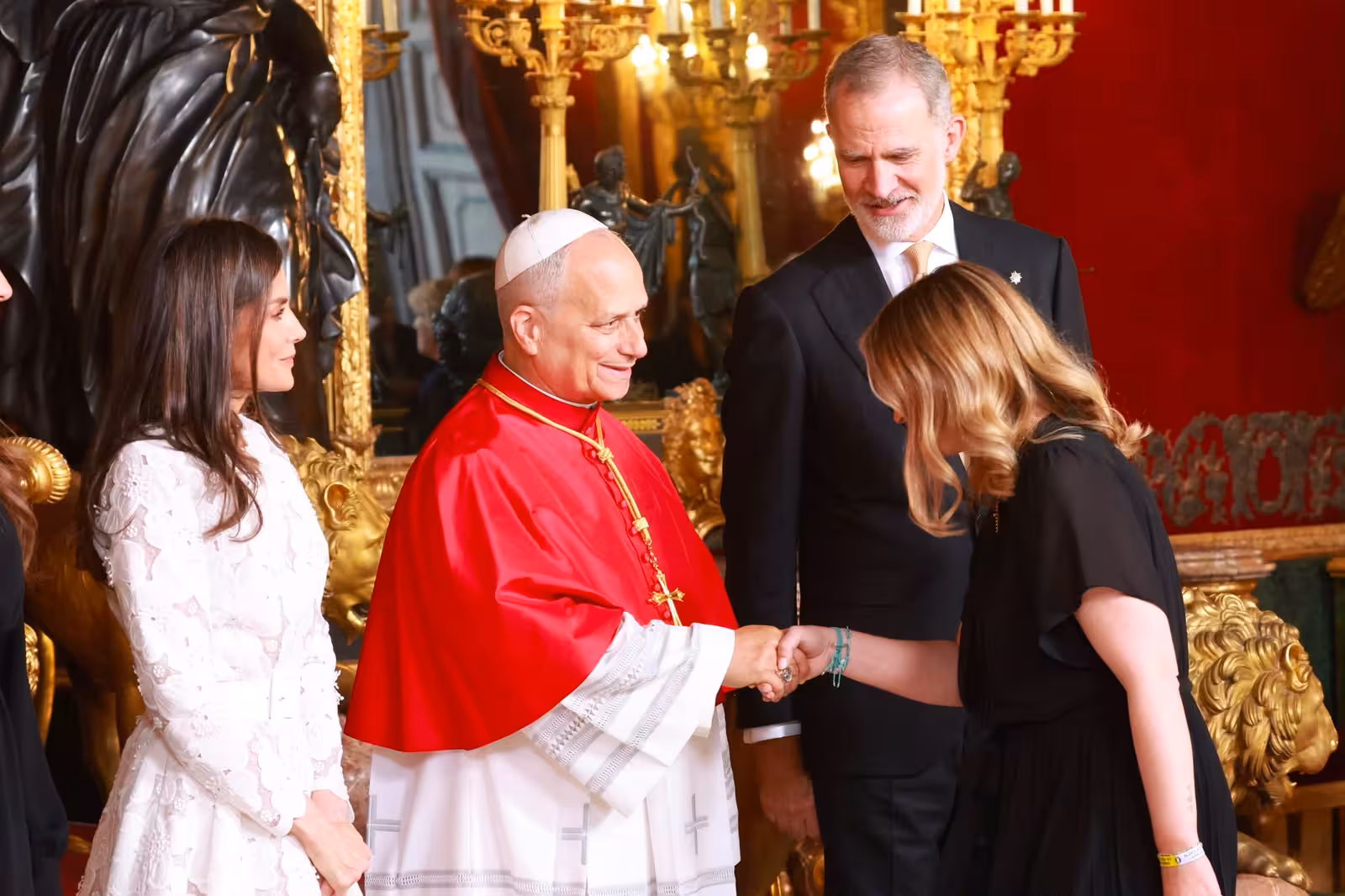Marga Prohens saluda a León XIV ante la presencia de los Reyes de España. (Foto: CAIB)
