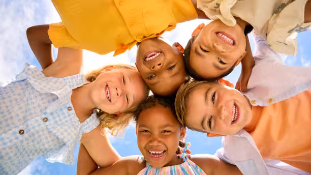 Con el objetivo de mejorar los desplazamientos de los menores residentes y facilitar el desarrollo de sus actividades educativas, deportivas, culturales y de ocio.