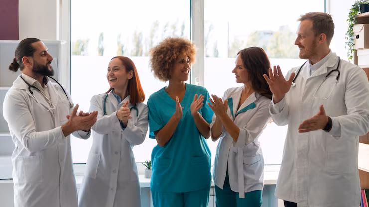 Gracias por este reconocimiento. Gracias por vuestro apoyo. Y gracias, sobre todo, por vuestra permanente defensa de la medicina y de los médicos. Ya saben en derrota transitoria pero nunca en doma.