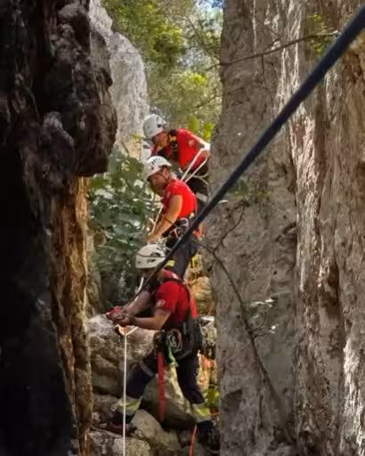 Los bomberos se entrenan a conciencia para poder llegar a zonas de difícil acceso. (Foto: BOMBERS DE MENORCA)