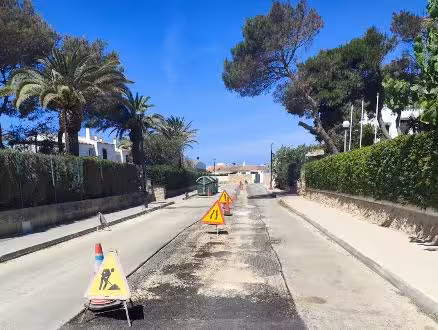Vecinos y negocios de Cala'n Blanes están  hartos de calles en obras en pleno mes de junio que se alargarán hasta después de las fiestas de Sant Joan. (Imagen: AAVV CALA'N BLANES)