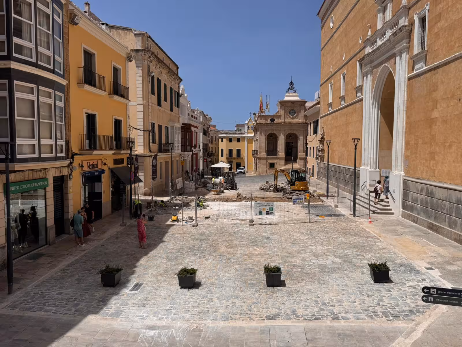 Así queda la plaza a medio terminar. (Foto: AJUNTAMENT DE MAÓ)