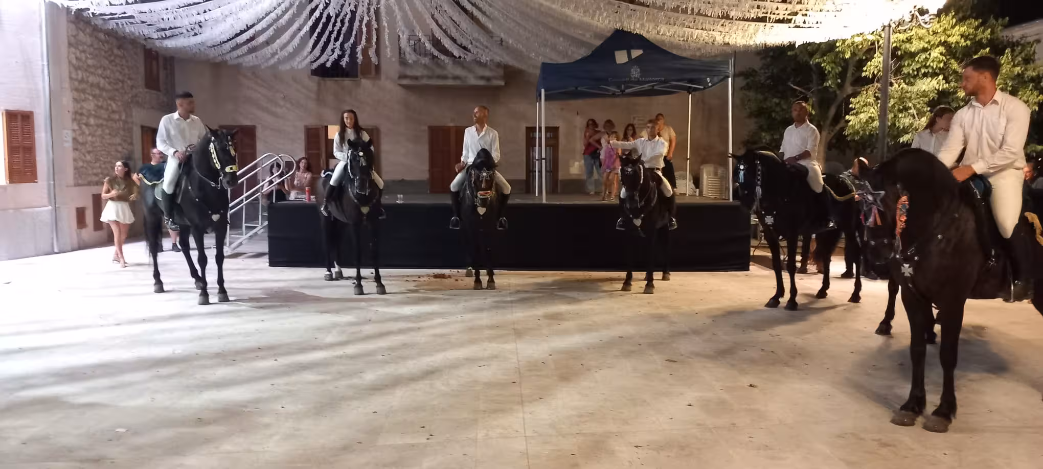 Caballos y jinetes, ayer en Manacor de la Vall.