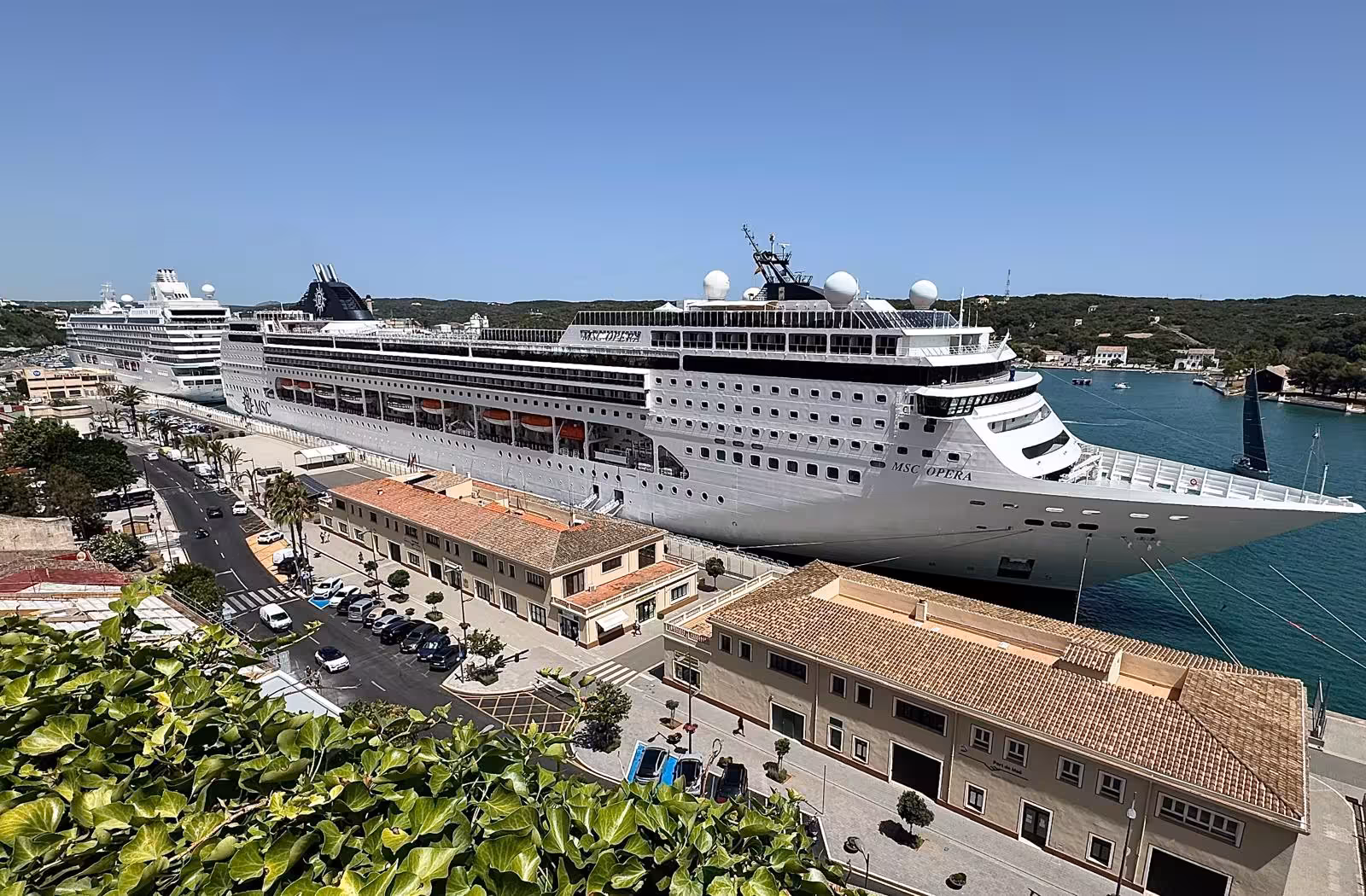 Imagen de los dos cruceros en el puerto. Foto: Tolo Mercadal