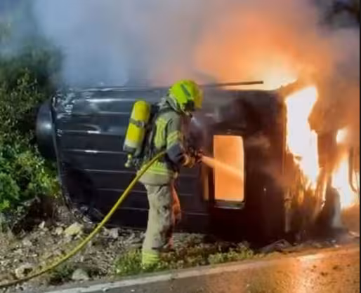 Los bomberos apagaron las llamas del vehículo incendiado. (Foto: BOMBERS DE MENORCA)