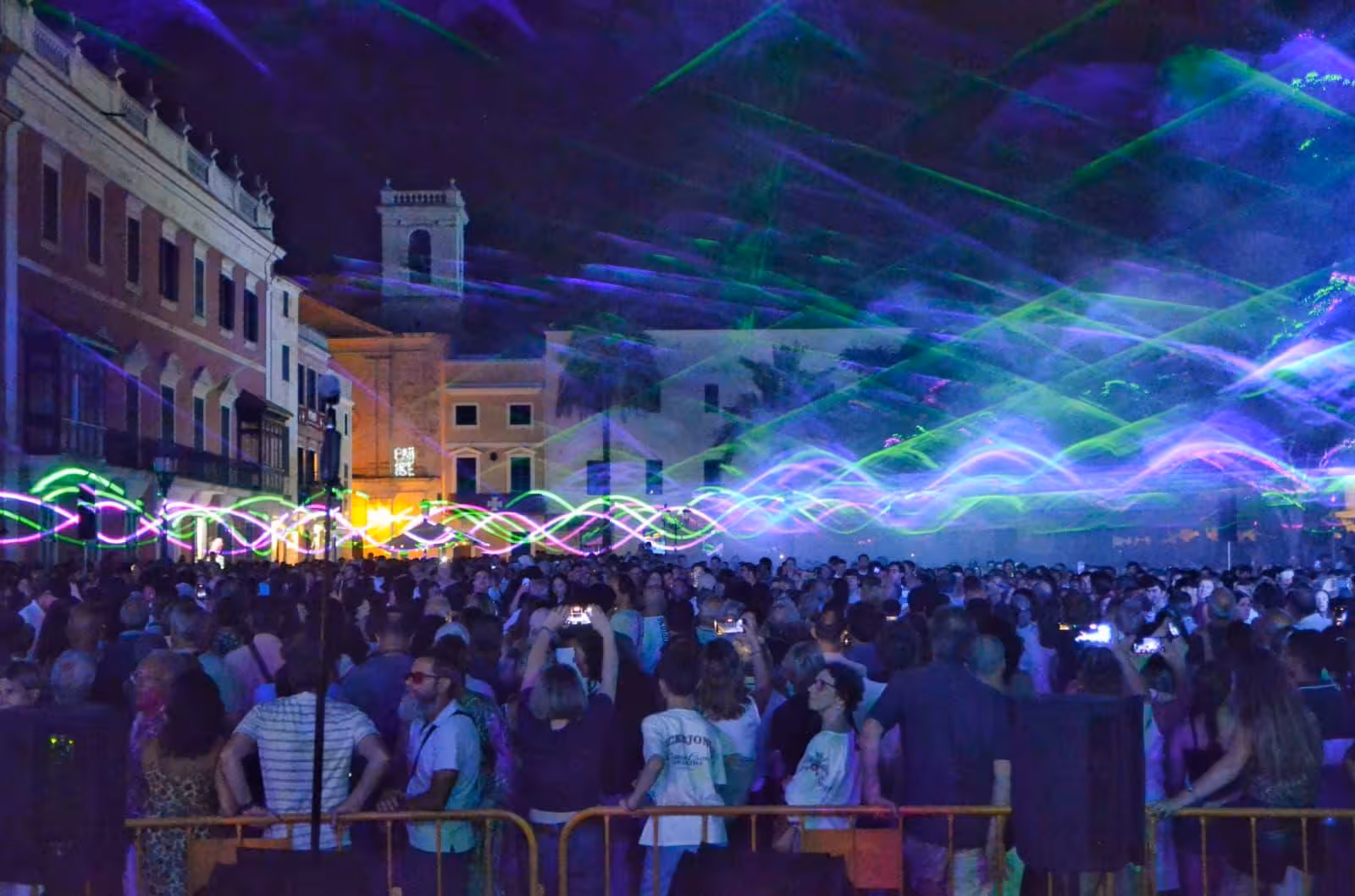 El espectáculo de láseres sustituyó a los fuegos artificiales. (Fotos: Sergio Moreno)