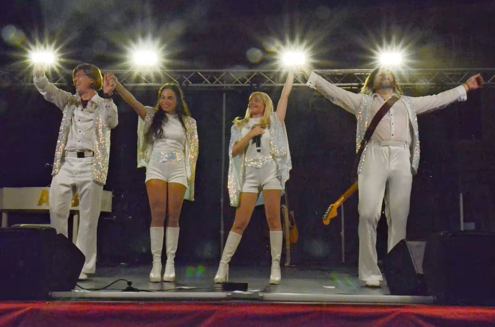 La música de ABBA amenizó el inicio de las jornadas del Orgullo en Alaior. (Fotos: SERGIO MORENO)